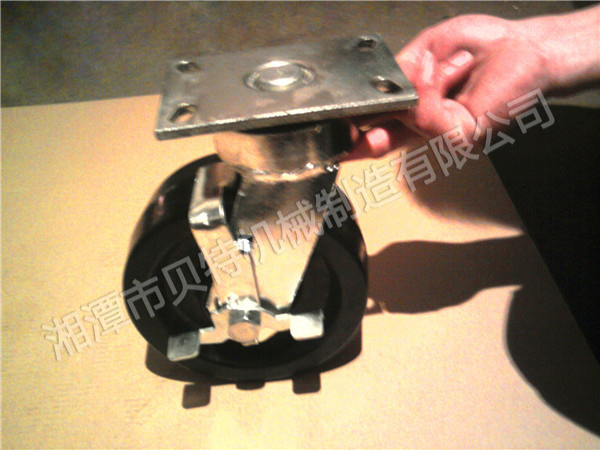 工業(yè)腳輪廠家?guī)懔私饽_輪的構(gòu)造特點(diǎn)